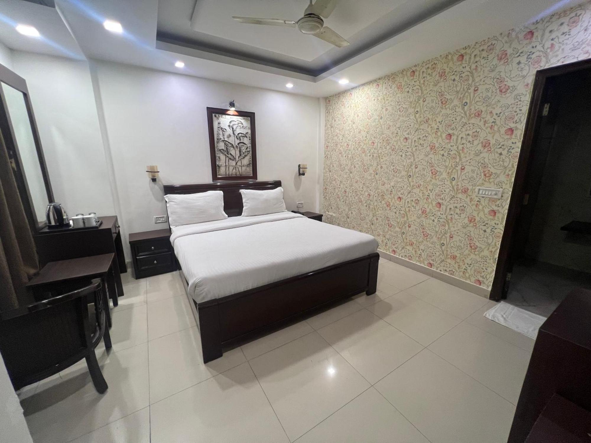 Nikko Blue - Boutique Hotel Ґурґаон Екстер'єр фото