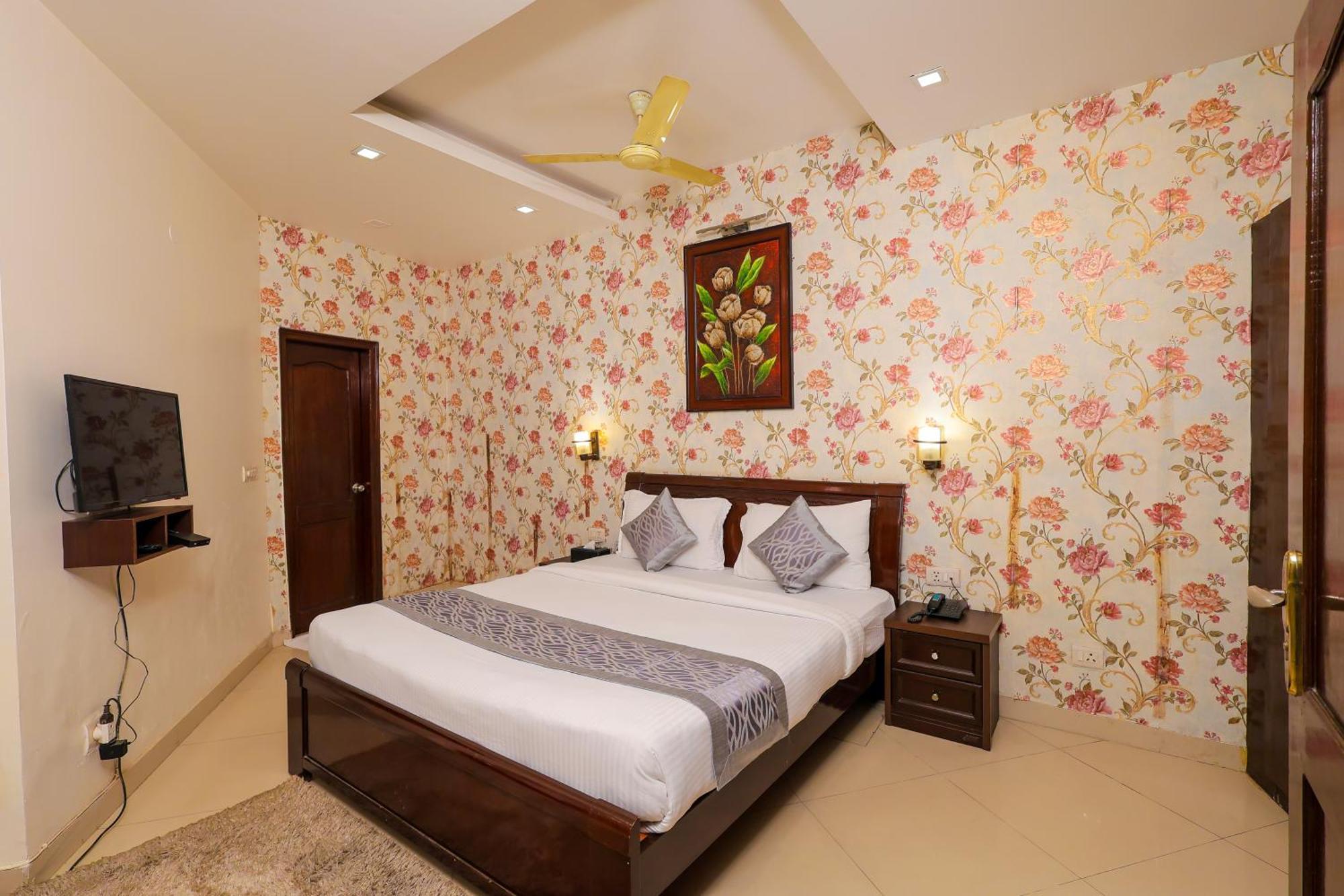 Nikko Blue - Boutique Hotel Ґурґаон Екстер'єр фото