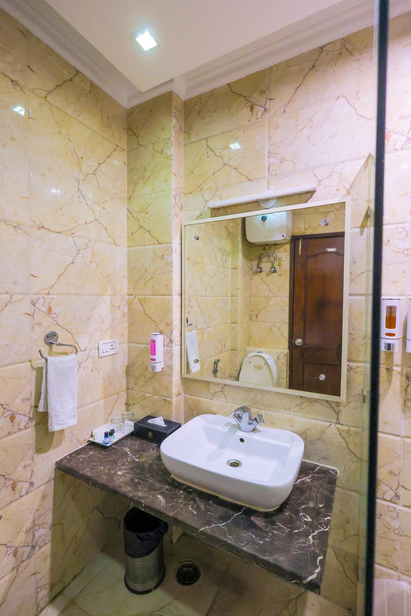 Nikko Blue - Boutique Hotel Ґурґаон Екстер'єр фото